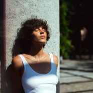 mujer pensando en sus sentimientos y relación con las necesiades
