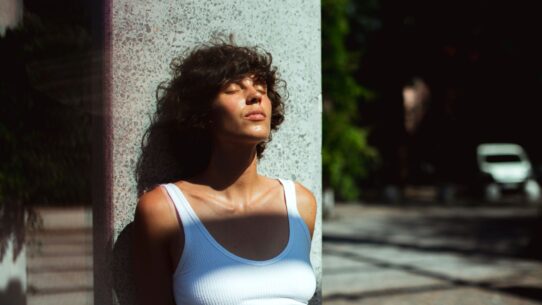 mujer pensando en sus sentimientos y relación con las necesiades