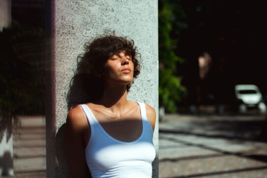 mujer pensando en sus sentimientos y relación con las necesiades
