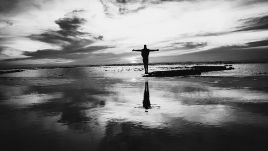 persona abriendo los brazos al horizonte entendiendo sus sentimientos y su significado